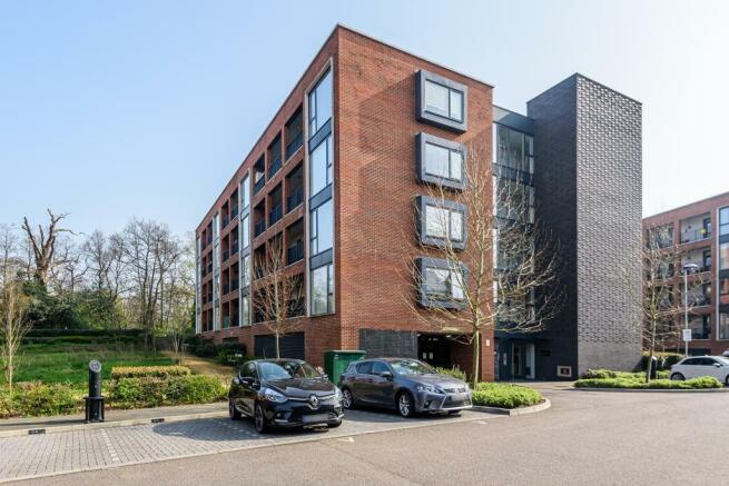1 bed property, in Ebony Crescent, £285,000