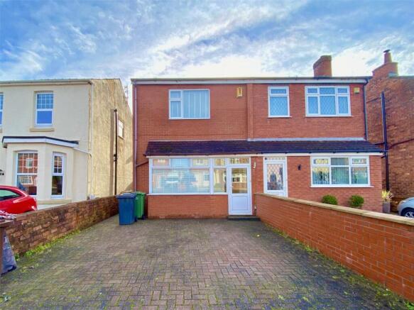 2 bed property, in Compton Road, £180,000