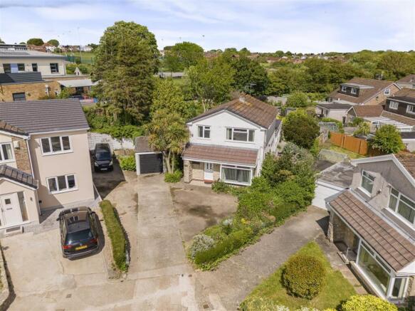 3 bed property, in Heol-Y-Coed, £475,000