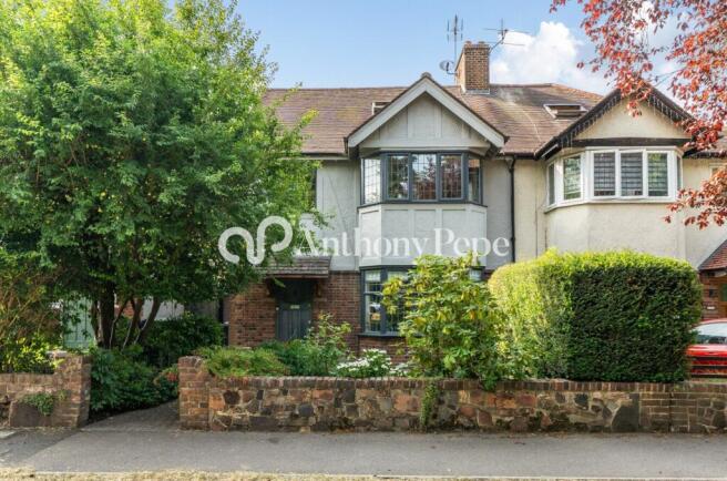 5 bed property, in Queen Elizabeths Drive, £1,200,000