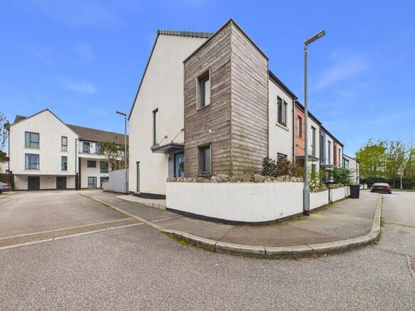 3 bed property, in Pool, £240,000