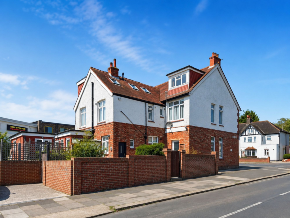 2 bed property, in Old Shoreham Road, £200,000