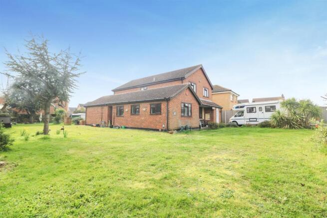 5 bed property, in Foxfield Chase, £650,000