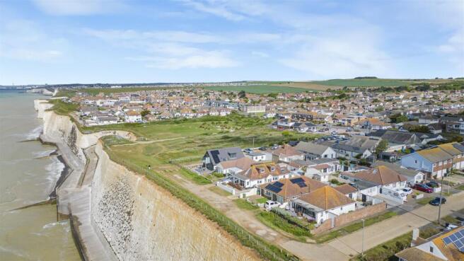 2 bed property, in The Promenade, £699,950