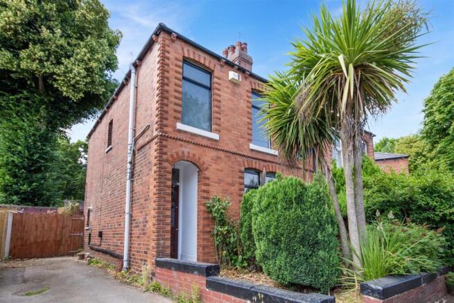 2 bed property, in Park Grove, £149,000