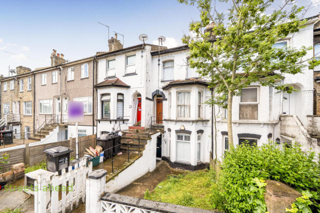 2 bed property, in Oval Road, £300,000