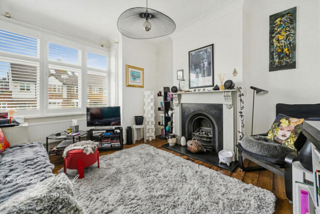 2 bed property, in Bramshot Avenue, £325,000