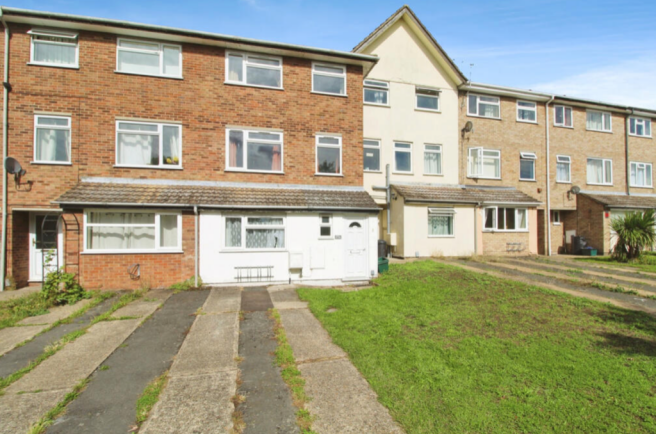 5 bed property, in St. Andrews Avenue, £300,000