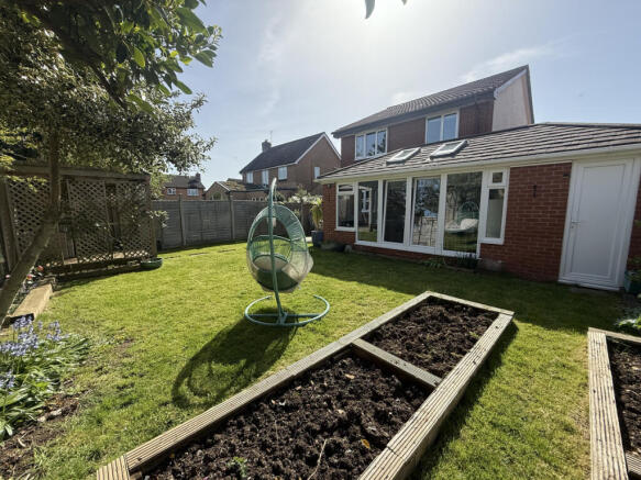 4 bed property, in Sandy Close, £550,000