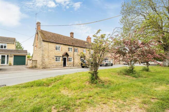 3 bed property, in Stanford In The Vale, £385,000