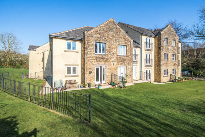 2 bed property, in 11 Maple Close, £160,000