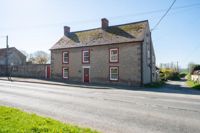 5 bed property, in Lane End Farm, £475,000
