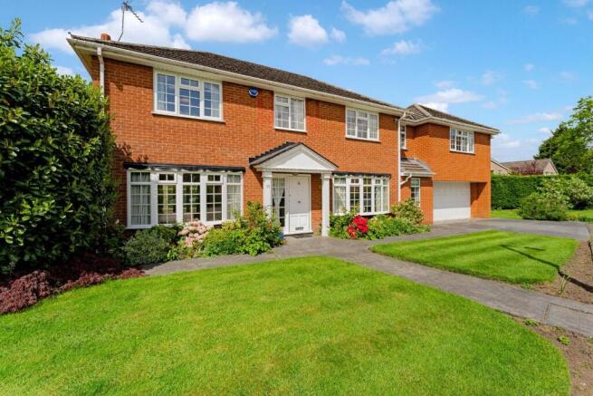 5 bed property, in Milverton Drive, £850,000