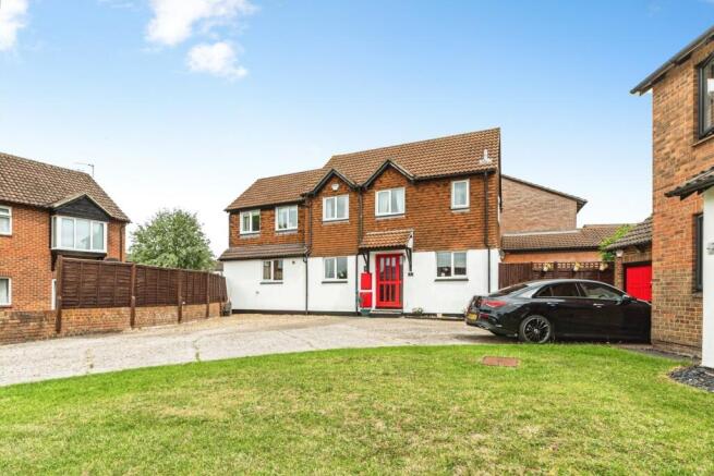 5 bed property, in Lennox Close, £485,000