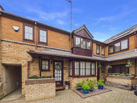 2 bed property, in Cliff Road, £120,000