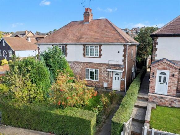 2 bed property, in Calverton Road, £185,000