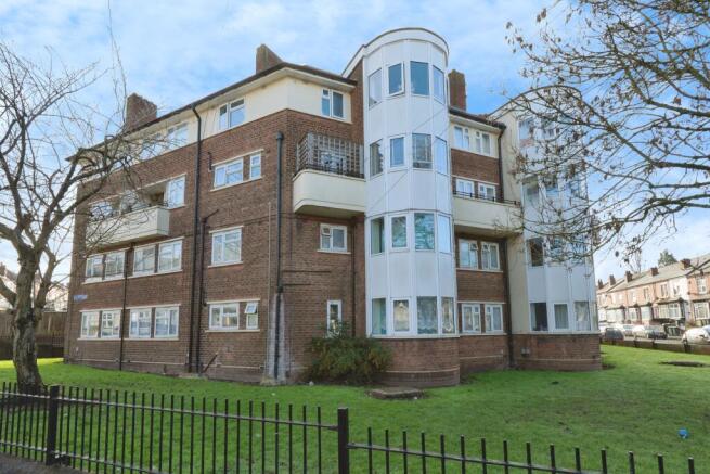 3 bed property, in Hewitson Gardens, £150,000