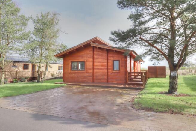 2 bed property, in Felmoor Holiday Park, £125,000