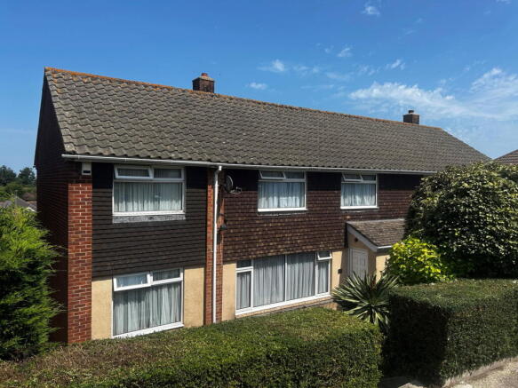 4 bed property, in Perinville Road, £290,000