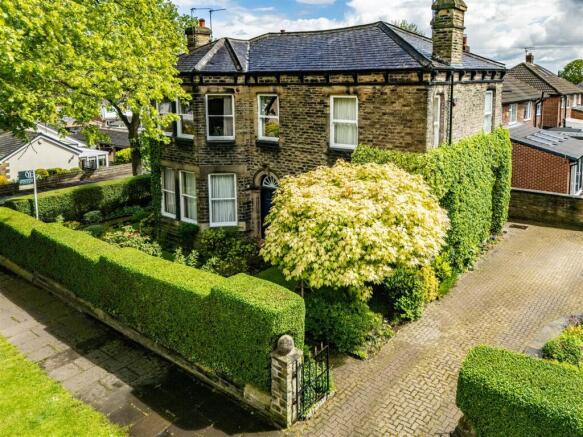 4 bed property, in Goring Park Avenue, £595,000
