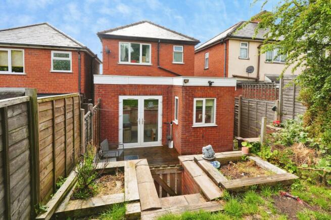 3 bed property, in Corngreaves Road, £230,000