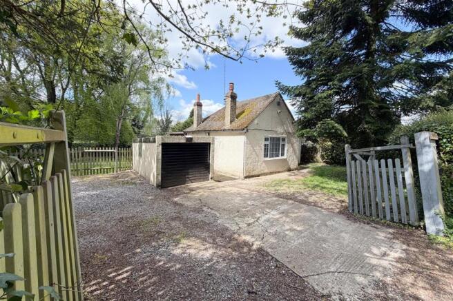 3 bed property, in Headley Heath Aproach, £850,000