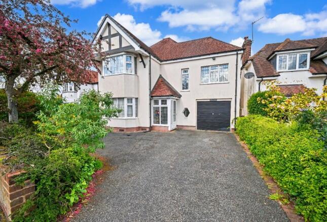 4 bed property, in Links Avenue, £625,000