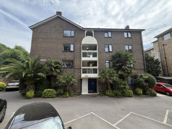1 bed property, in 12 Parkside, £180,000
