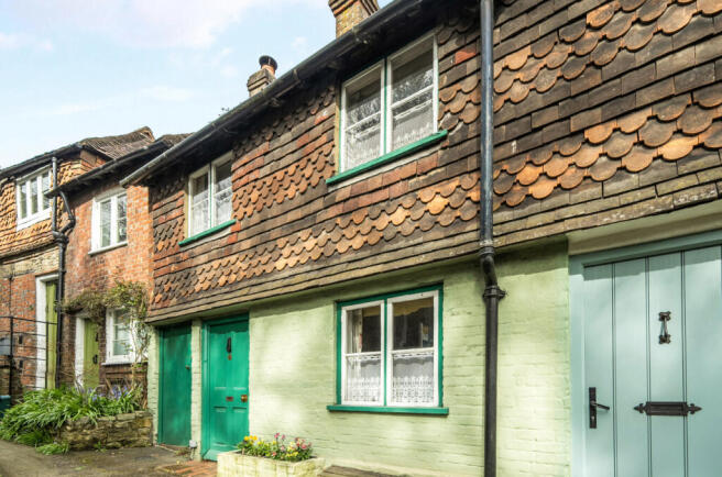 3 bed property, in Haslemere, £325,000