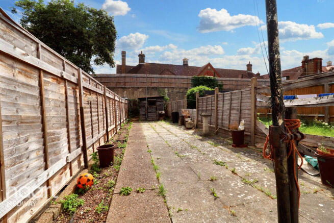 2 bed property, in Edinburgh Road, £180,000