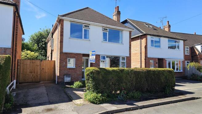 5 bed property, in Harlequin Close, £465,000