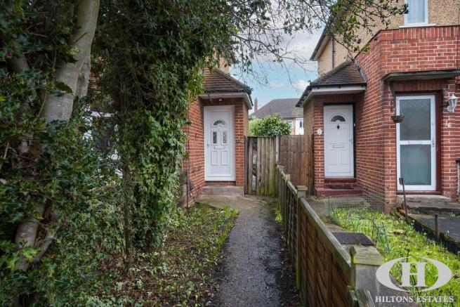 2 bed property, in Stratford Road, £325,000