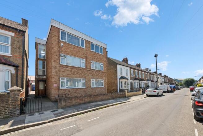 2 bed property, in Carlton Court, £275,000
