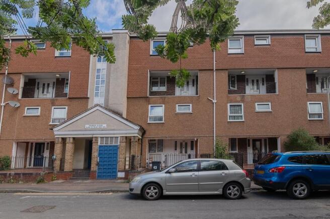 2 bed property, in Taurus Close, £140,000