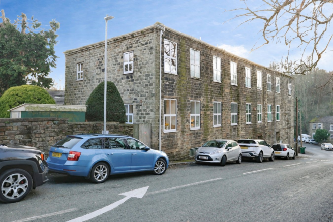 3 bed property, in Silk Mill Drive, £285,000