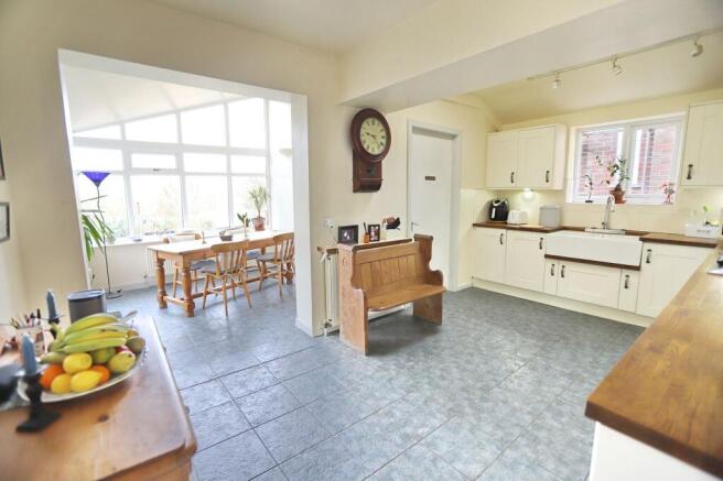 3 bed property, in Stand Close, £600,000