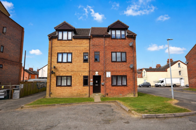 1 bed property, in Baronson Gardens, £125,000