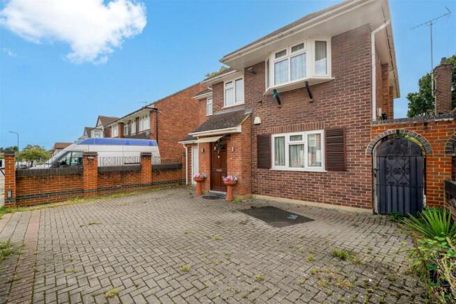 4 bed property, in Sudbury Avenue, £875,000