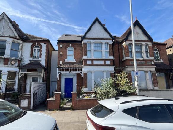 5 bed property, in 25 Cedars Road, £600,000