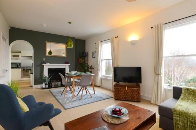2 bed property, in Second Avenue, £171,500