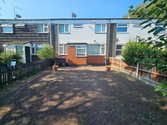 3 bed property, in Lawnsfield Grove, £180,000