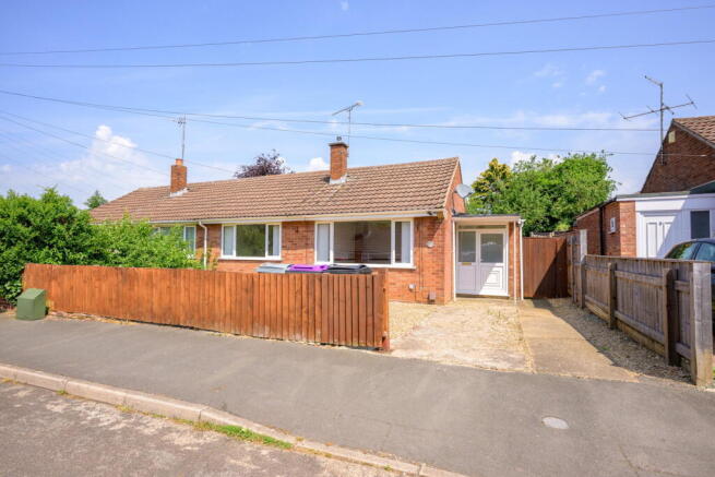 2 bed property, in Bridge End Grove, £190,000