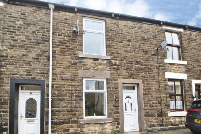 2 bed property, in Hadfield Place, £120,000