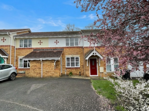 2 bed property, in Roundtable Meet, £240,000