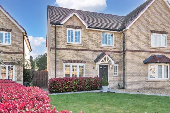 3 bed property, in Robinson Gardens, £425,000