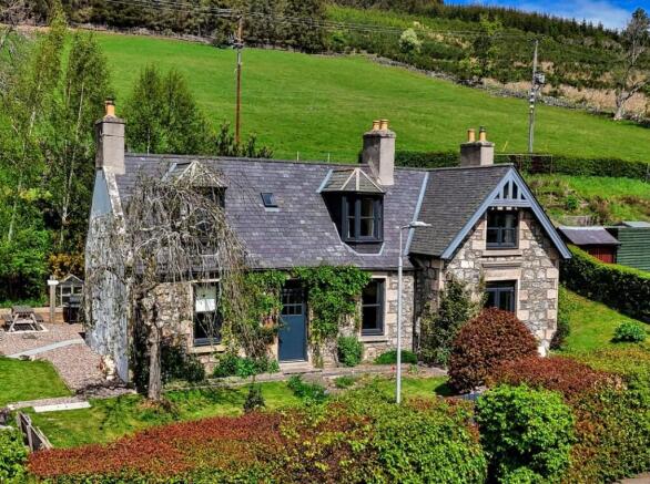 4 bed property, in Bellabeg, £300,000