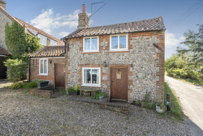 2 bed property, in Chapel Road, £260,000