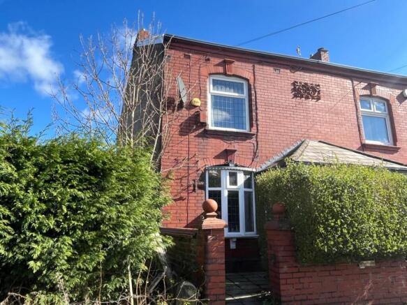2 bed property, in Gorsey Lane, £220,000