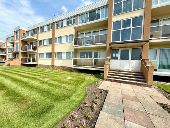 2 bed property, in Queens Promenade, £100,000