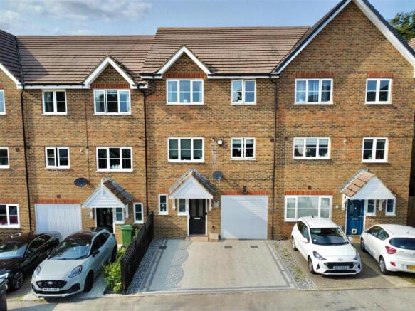 4 bed property, in Welton Rise, £419,950